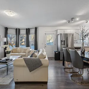 Holiday home Modern House With Private Backyard & Fireplace, Calgary